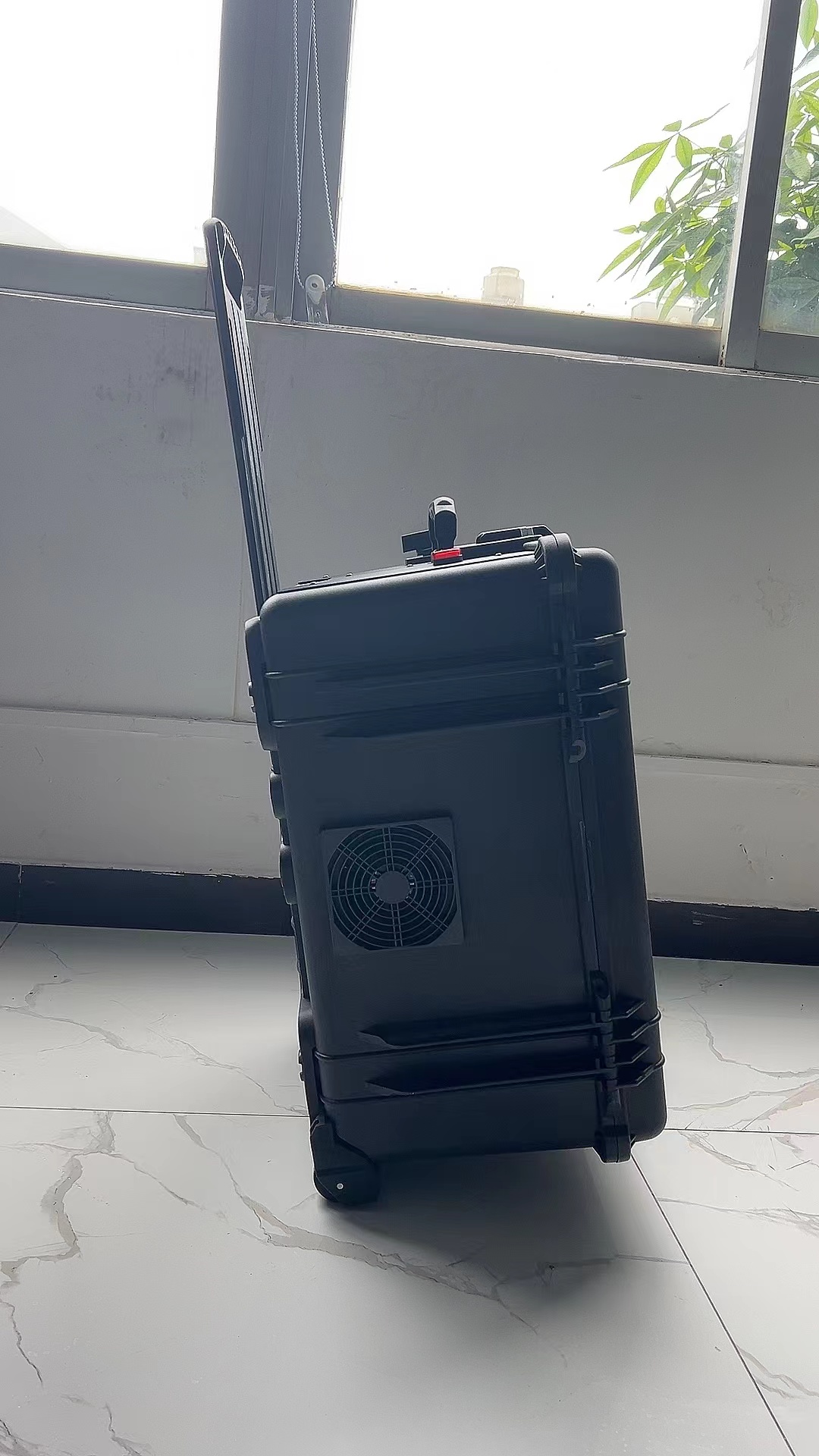 卫滨手拉箱型移动通信干扰器